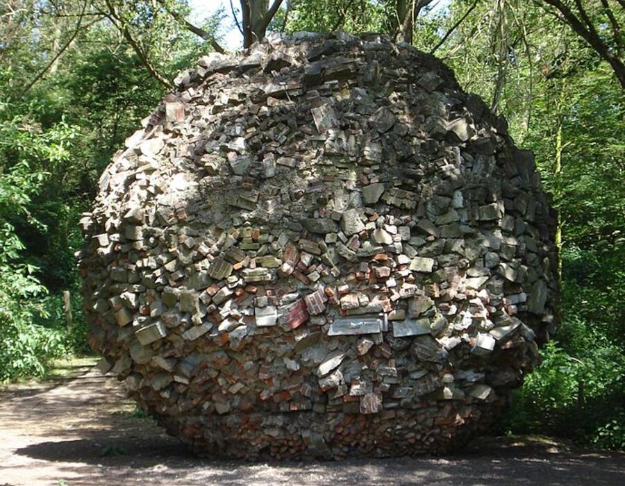 689px-denhaag_kunstwerk_puinbal.jpg