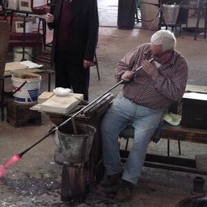 dsc00282.jpga_worker_mouth-blowing_glass_to_prepare_a_flower_vasewww.amitgoel.com_venice_image21.jpg