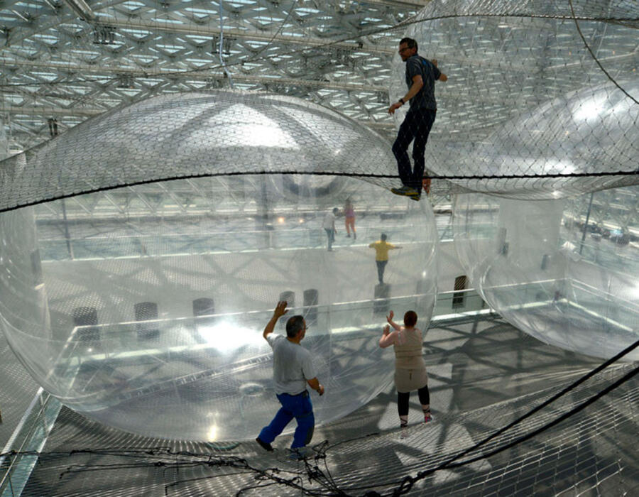 tomas-saraceno-in-orbit-designboom-04.jpg